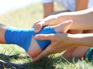 【知ってると安心】捻挫の応急処置